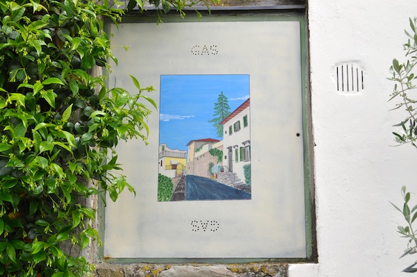 Uno sportello del gas decorato da Francesco Lorenzini