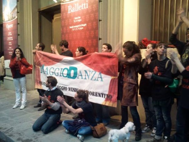 Un momento della protesta di MaggioDanza l'altra sera in Corso Italia