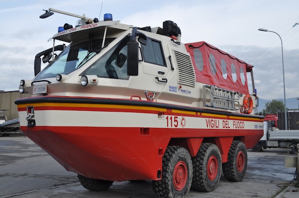 Un mezzo anfibio dei Vigili del Fuoco