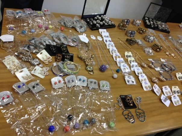 La bigiotteria tossica sequestrata dalla Guardia di Finanza di Prato