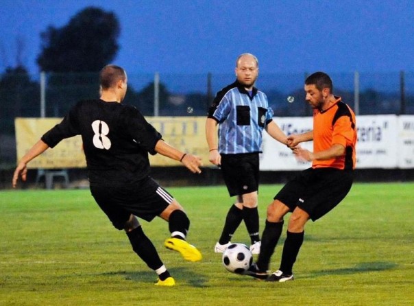 Calciatore in coma, i compagni non giocano. E l'arbitro li stanga Calciatore in coma, i compagni non giocano. E l'arbitro li stanga