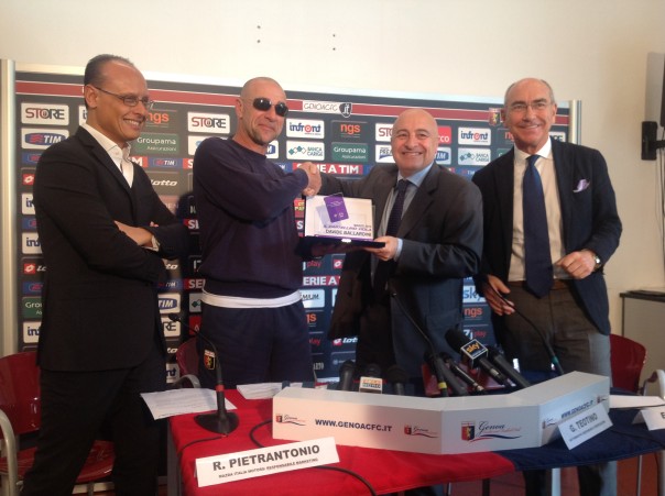 La consegna del cartellino viola a Ballardini (Violachannel.tv)