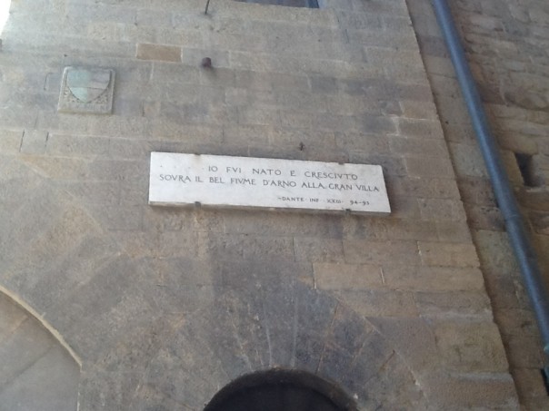 Una delle tante lapidi sparse per Firenze che riportano i versi di Dante in riferimento ai luoghi citati nella Divina Commedia