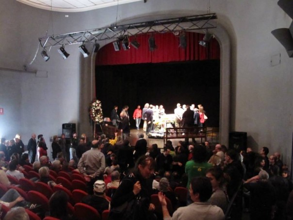 Firenze saluta Carlo Monni nel teatro di Rifredi (foto Controradio2.0)