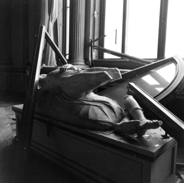 Particolare dei danni nella Sala della Niobe