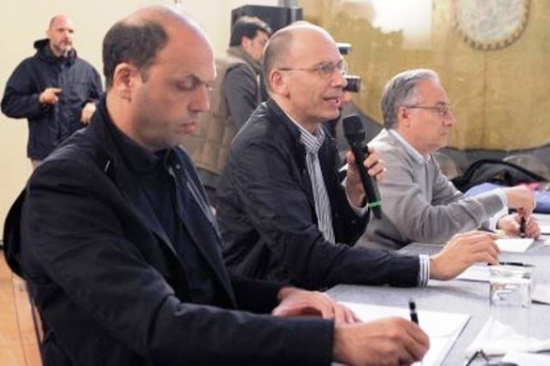 Enrico Letta e Angelino Alfano in conferenza stampa a Spineto