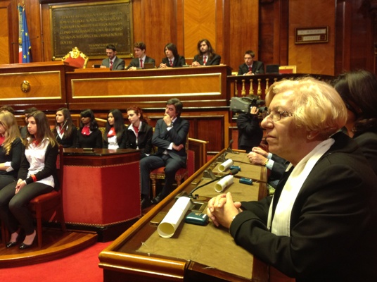 La vedova del poliziotto Fausto Dionisi durante la cerimonia al Senato