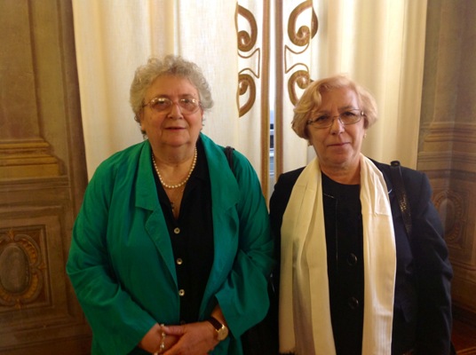 Agnese Moro, figlia dello statista ucciso dalle Br, con Mariella Dionisi vedova del poliziotto assassinato da Prima Linea. Firenze nel 1978