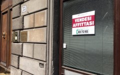 Sfilza di cartelli 'affittasi' e 'vendesi'