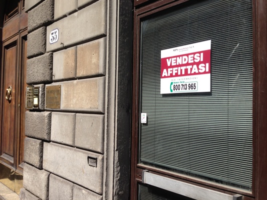 Sfilza di cartelli 'affittasi' e 'vendesi'