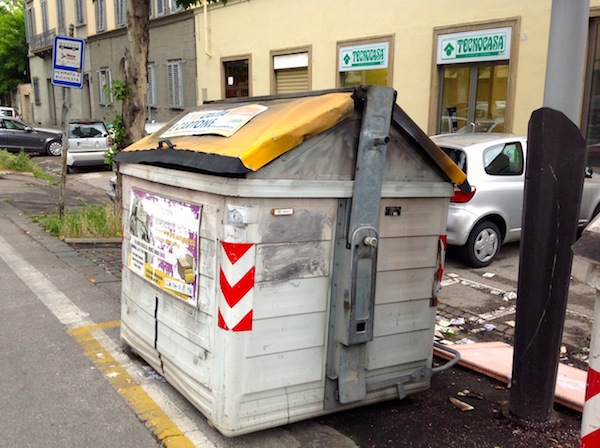 Il cassonetto dato alle fiamme in viale Amendola