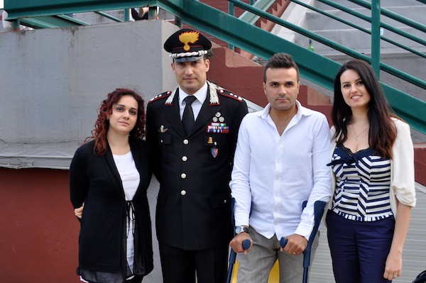 Il carabiniere ferito Francesco Negri con le stampelle e alla sua destra il tenente colonnello Ciro Trentin con Martina Giangrande
