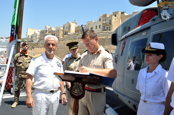 Ammiraglio  Foffi (a sin) e Brigadier Xuereb