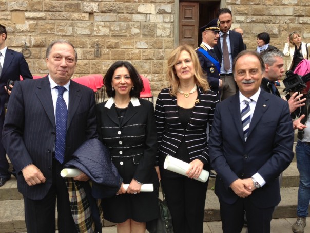 Da sinistra verso destra: Paolo Padoin, Rosa Milano, Anna Chiti Batelli con il prefetto Luigi Varratta