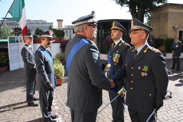 Un momento della cerimonia di oggi al comando interregionale della Finanza