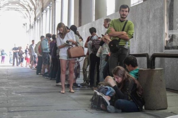 Coda di turisti davanti agli Uffizi durante l'assemblea sindacale