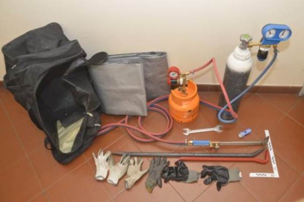 Sgominata la banda del bancomat a Firenze, recuperati gli attrezzi per aprire lo sportello