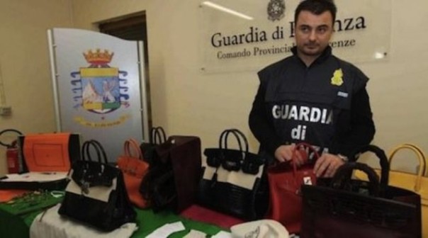 Le borse false sequestrate dalla Guardia di Finanza di Firenze