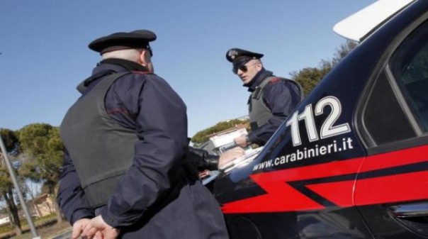 I carabinieri conducono le indagini sulla tragedia alla periferia di Siena