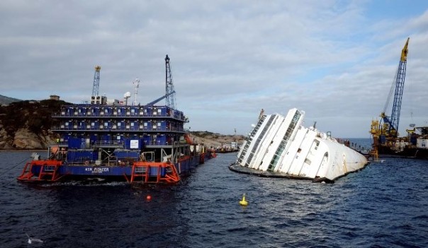 La Costa Concordia adagiata sui fondali davanti al Giglio