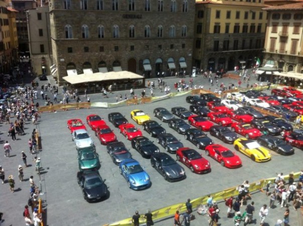 La Ferrari Cavalcade dello scorso anno, la parata di bolidi in piazza Signoria