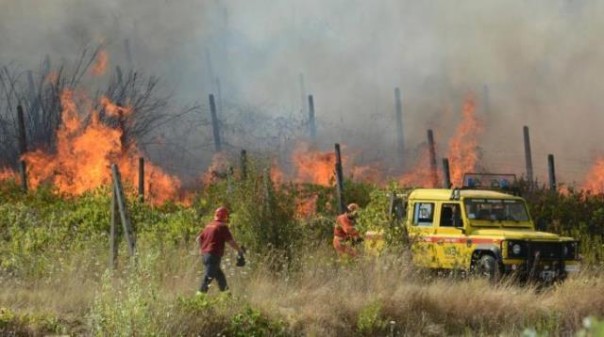 Uno dei centinaia di incendi che hanno devastato la Toscana nel 2012