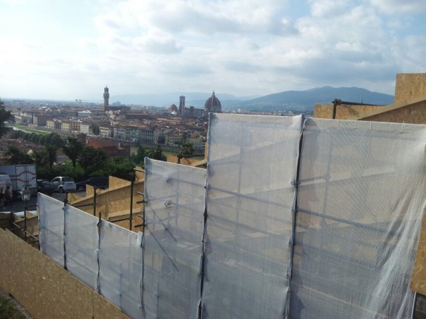 Uno scatto che ritrae una parte del piazzale Michelangelo ancora transennata