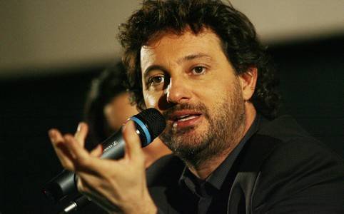 Leonardo Pieraccioni parla, scherzando, della situazione politica italiana attuale