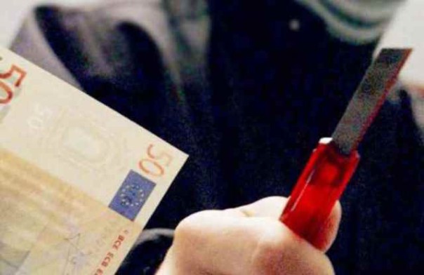 Rapina in banca con taglierino a Firenze