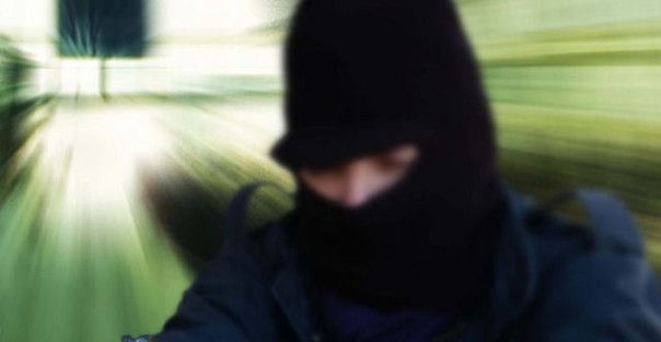 Un uomo ha rapinato una coppia in appartamento a Sesto