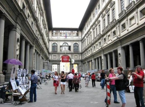 Turismo, scorcio degli Uffizi a Firenze