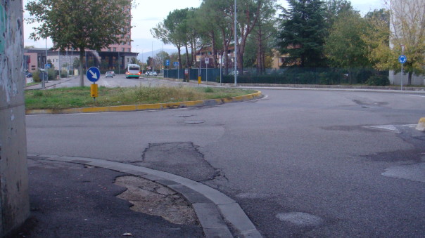 Via della Casella con marciapiedi bassissimi