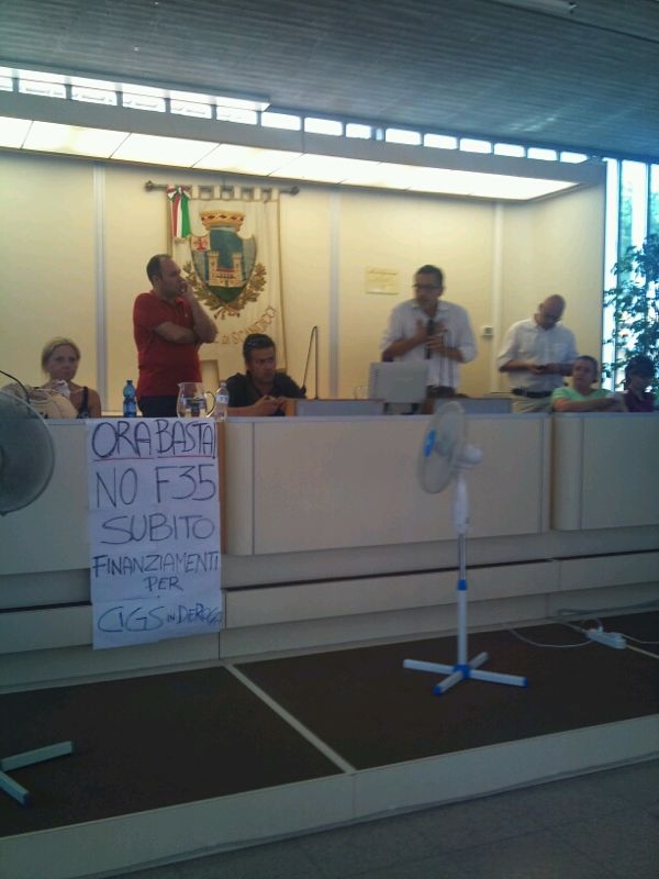 I lavoratori della ex Electrolux di Scandicci questa mattina hanno occupato pacificamente il Comune.