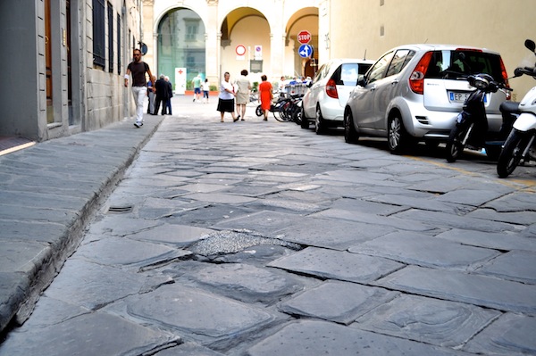 Buche in via Folco Portinari