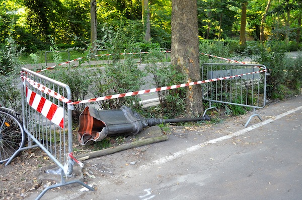 Il lampione della luce danneggiato dall'incidente