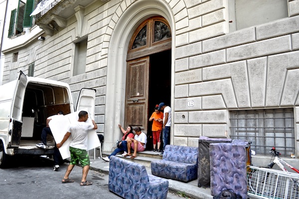 Un momento dell'occupazione dell'ex collegio Alla Querce di Firenze sabato 20 luglio