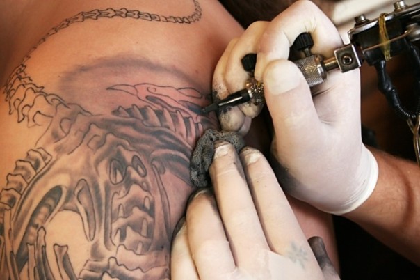 Attenzione a chi pratica tatuaggi, arrivano nuove regole e sanzioni più severe per i trasgressori