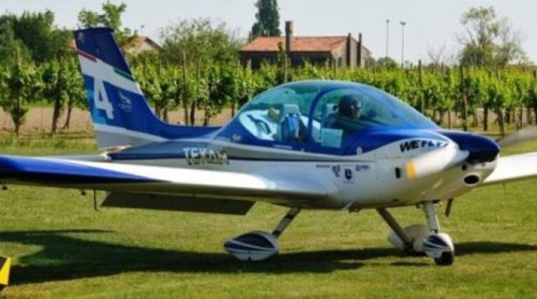 Aereo biposto atterrato nell'aretino in un campo di granoturco