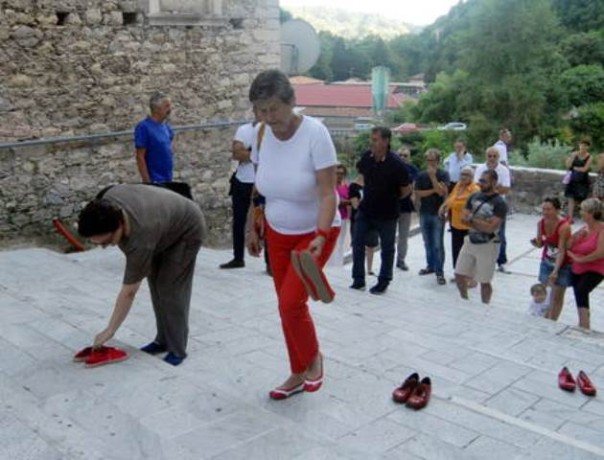Camusso, scarpe rosse contro il femminicidio a Torano
