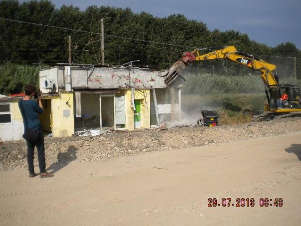 La demolizione dell'ex bar «HappyDays» vicino alla linea ferroviaria Pisa – La Spezia 