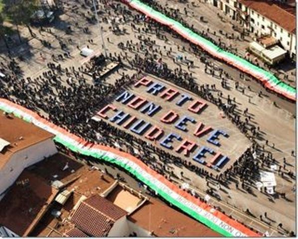 L'immagine di una manifestazione di qualche tempo fa a sostegno del distretto tessile pratese