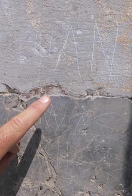 Le scritte sul muro del Duomo di Pisa