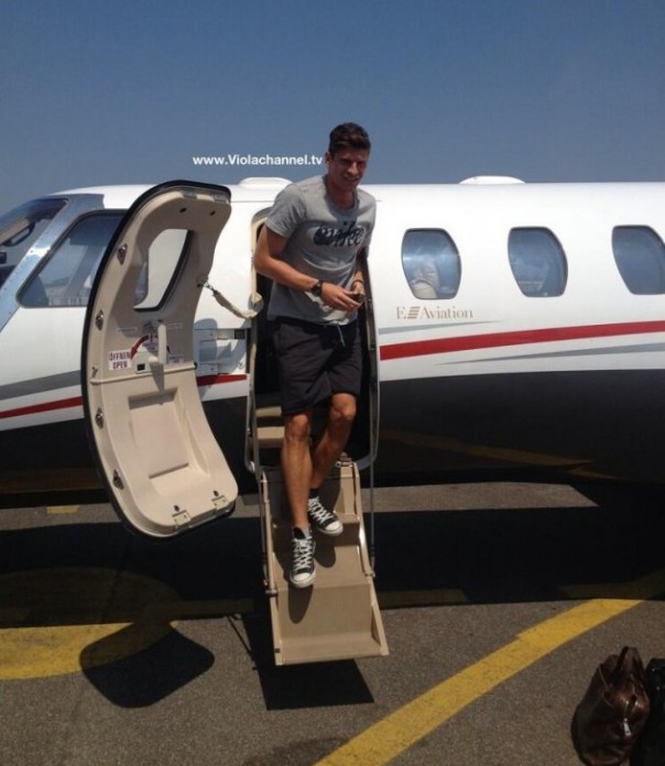 Gomez scende dall'aereo a Peretola (www.violachannel.tv)