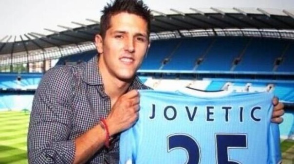 Stevan Jovetic con la nuova maglia del City