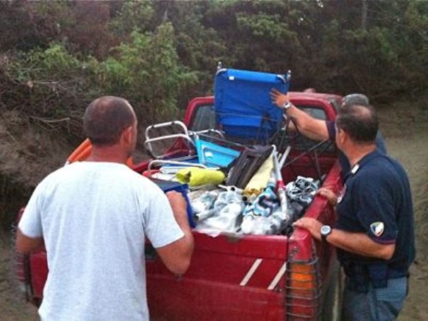 Gli ombrelloni sequestrati a Talamone nel grossetano