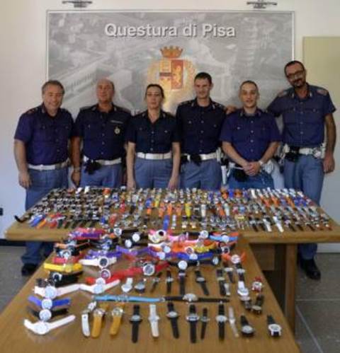 I 400 orologi falsi trovati nei tombini di piazza dei Miracoli a Pisa