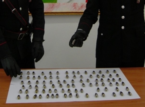 Gli ovuli di hashish scoperti dai carabinieri nel giardino di un 45enne di Reggello