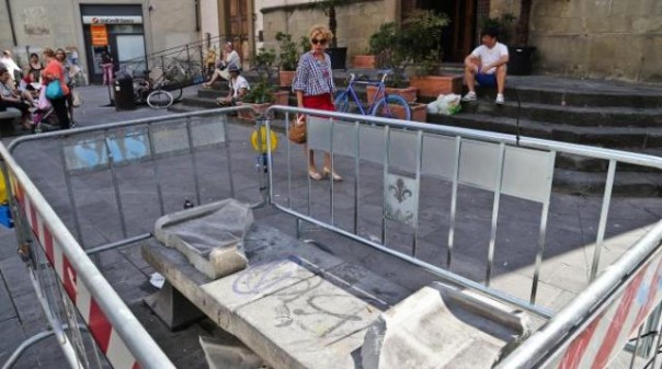 Panchina danneggiata in piazza Sant'Ambrogio a Firenze