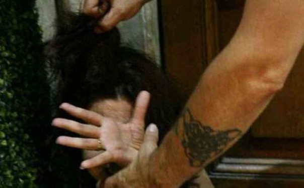 Prato, pakistano tradisce e picchia la moglie