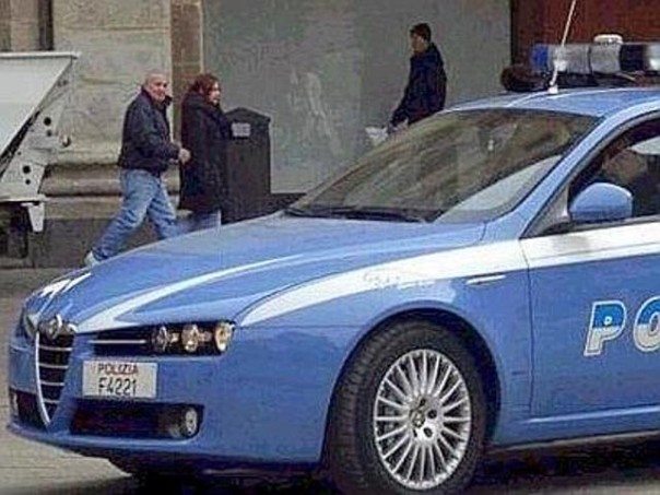 Per i due albanesi il gip di Livorno ha disposto l'allontanamento dalla casa dell'anziana